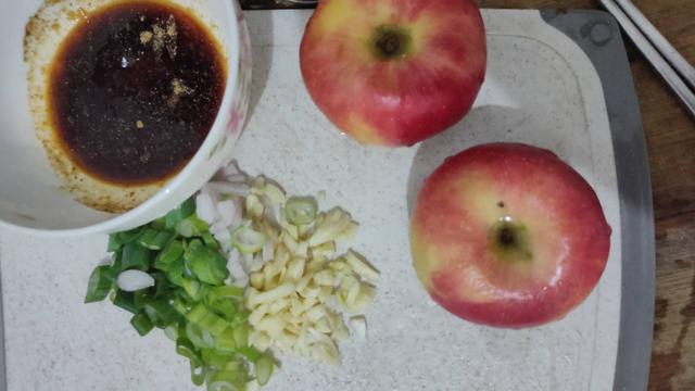 怎样用刀将不规则的土豆切菱形长块，怎样把土豆片切成菱形（不到5块钱的减肥餐）