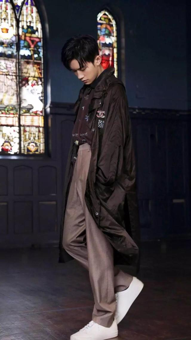 一组易烊千玺超拽帅气的高清图片   千纸鹤们在哪里呢，易烊千玺帅气的图片大全 霸气（有没有的千纸鹤在线签收呀）