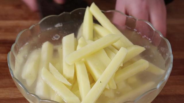 土豆怎么做薯条不用冷藏又好吃，土豆怎么做薯条不用冷藏又好吃视频（想吃薯条再也不用买了）