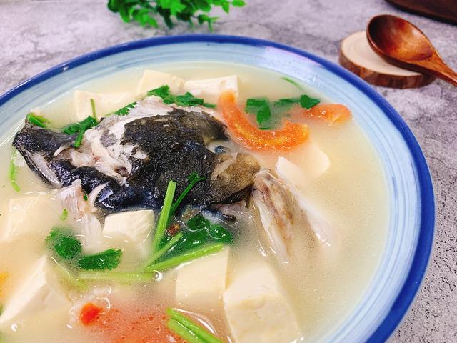 番茄鱼头汤有什么作用，西红柿鱼头汤的功效作用（别忘了加一种食材）