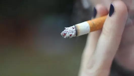 吃海鲜能喝酒吗，喝啤酒不能吃海鲜（得了甲减还能吃海鲜吗）