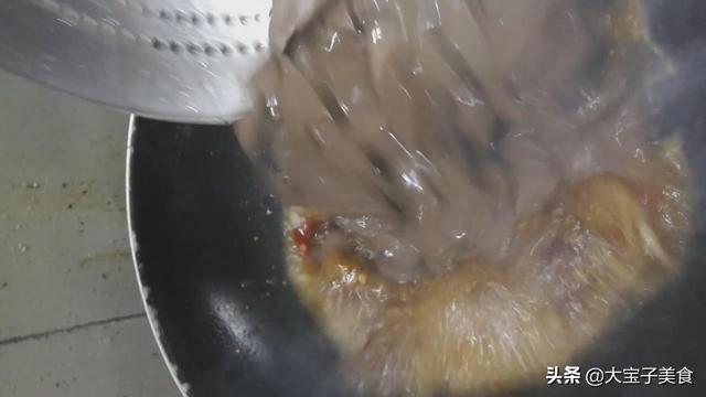 泡椒血旺做法图解，今天教大家做泡椒猪血
