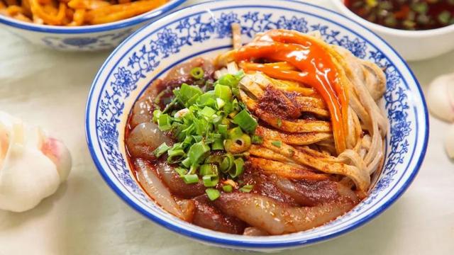 梦见自己吃面条是什么意思，梦见吃面条是什么预兆（作者/一杯清茶）