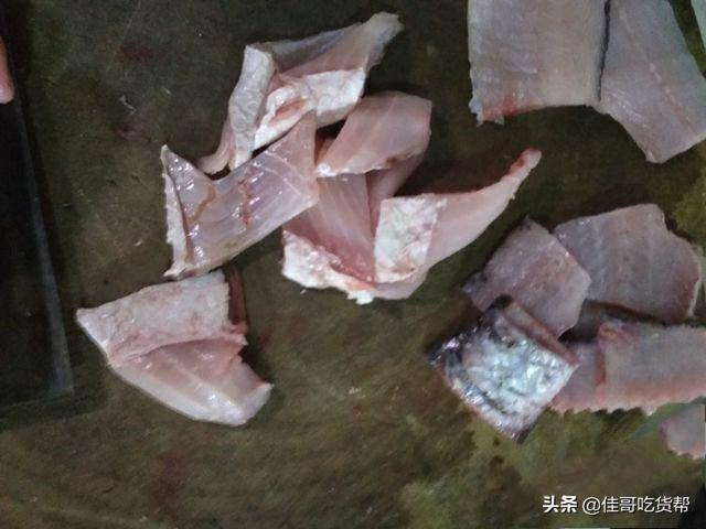 酸菜鱼怎么切鱼片，酸菜鱼的鱼片怎么腌制（教你酸菜鱼如何切鱼片没鱼刺）