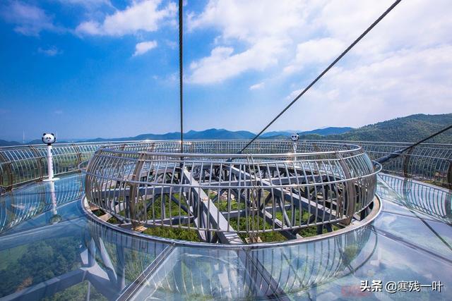 国内玻璃栈道旅游景点有哪些，分享给大家（造价500万玻璃栈道有着上帝视角）