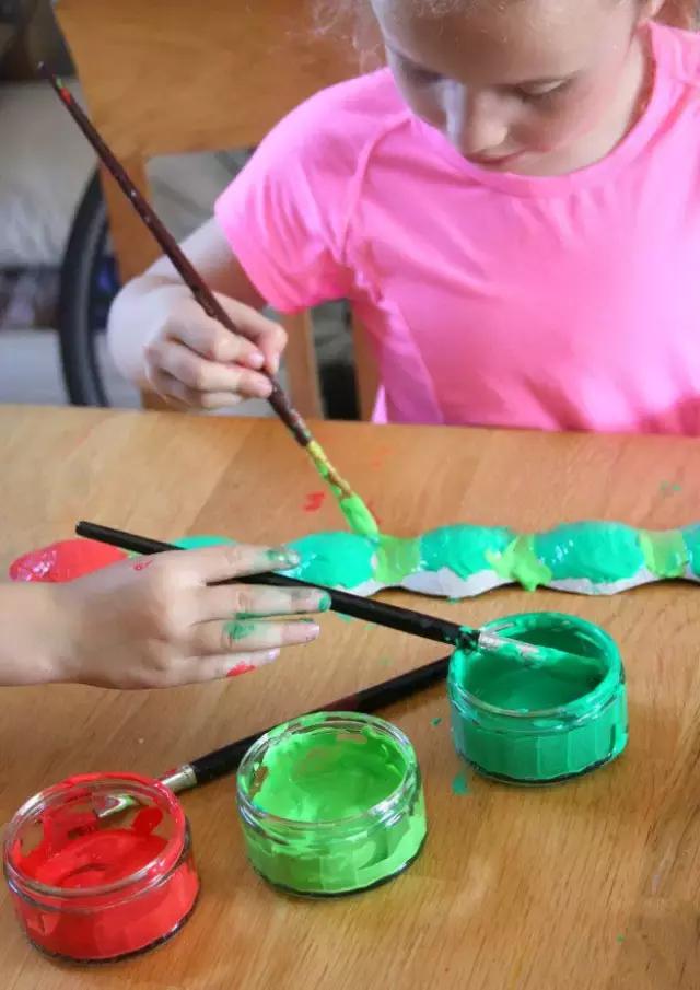 毛毛虫手工制作，橡皮泥手工毛毛虫的做法（10款最简单的毛毛虫手工制作教程）