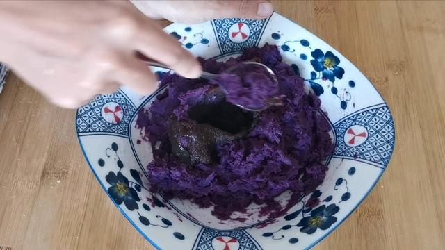 紫薯别煮着吃了，教你一招，15分钟就出锅，比面包都香！
