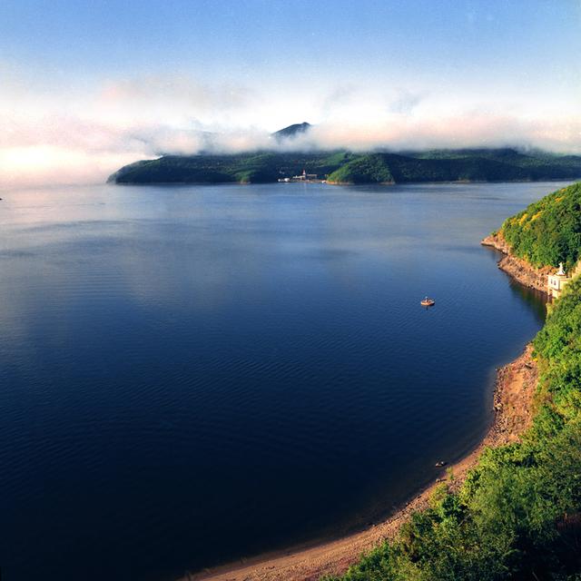 牡丹江镜泊湖冬季景观特点，坐落于黑龙江牡丹江市最美的一片湖泊