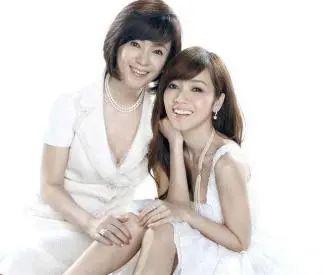 侯佩岑怎么读，上面一个山下面一个今怎么读（周杰伦与侯佩岑一见钟情）