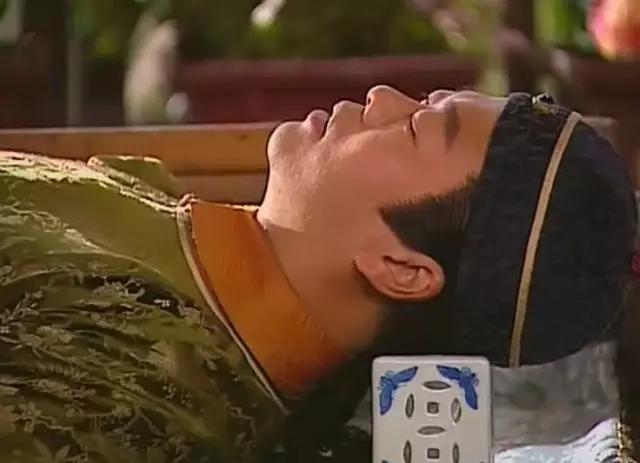 古代的枕头为什么那么高，古代枕头为啥那么高（古人的枕头又高又硬）