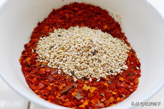 辣椒油怎么洗掉，塑料桌布上的辣椒油怎么洗掉（做出的辣椒油红亮鲜香不发黑）