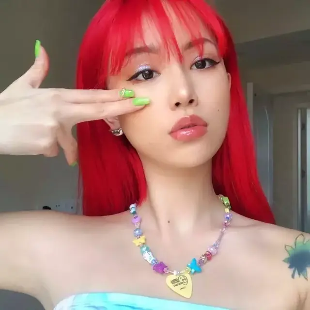 念七 精致女生染发社会酷头像微信，念七 精致女生染发社会酷头像（各种发色的小姐姐头像）