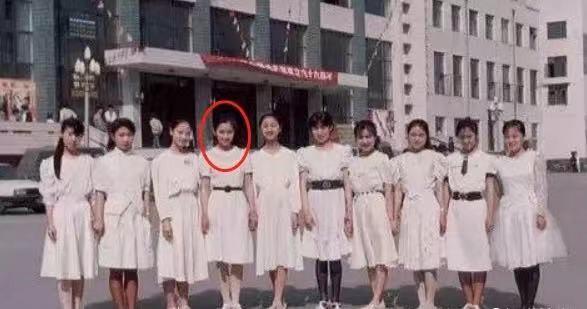 王中军老婆扇李冰冰，王中军老婆（从小学音乐老师到国际巨星）