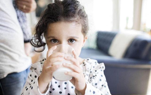 小孩喝纯牛奶好吗，儿童喝纯牛奶好吗（营养师：牛奶买错影响大）