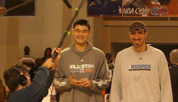 姚明的个人资料，姚明的个人资料简介 个人简历（照片显示他比2米31的穆雷桑还高）