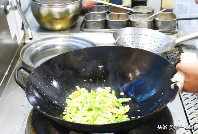 鸡蛋炒苦瓜怎么做，怎么炒苦瓜好吃又简单（厨师长教你苦瓜炒鸡蛋）
