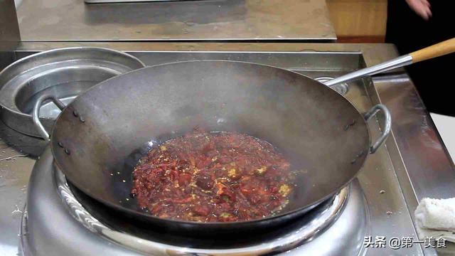 自制火锅底料的做法，自己做火锅底料的做法（厨师长教你一个火锅底料的熬制方法）