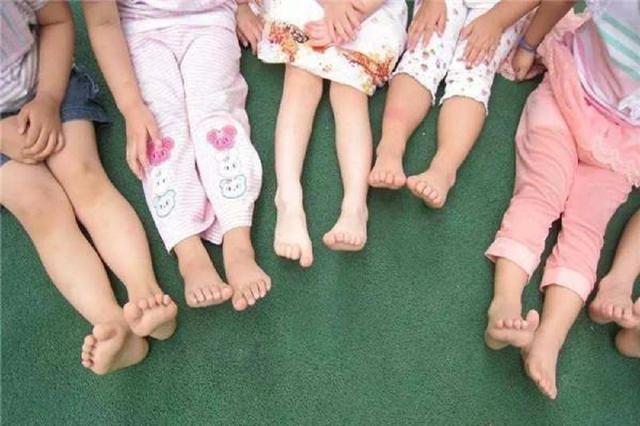 新生儿需要穿袜子吗夏天，婴儿要不要穿袜子夏天（宝宝在夏季是否穿袜子）