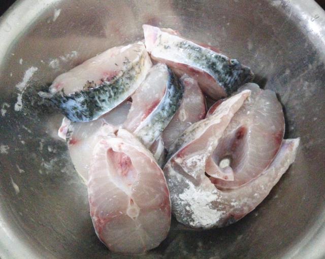 红烧草鱼怎么做，红烧草鱼怎么做好吃又简单（教你在家做红烧草鱼块）