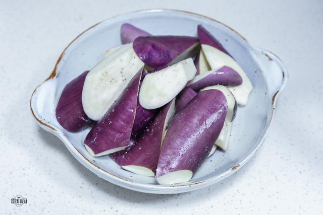 土豆炖茄子的做法，土豆炖茄子的家常做法（好吃又下饭的诀窍告诉你）