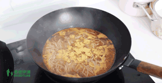 螺蛳粉不放哪个料就不臭，螺蛳粉怎么吃才不臭呢（我们劝你别吃这个料包）