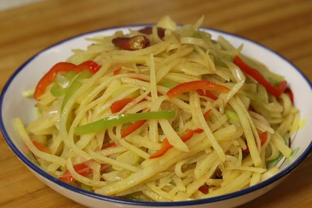 炒土豆丝怎么炒才好吃，土豆丝怎么炒才能又脆又好（大厨教你正确做法）