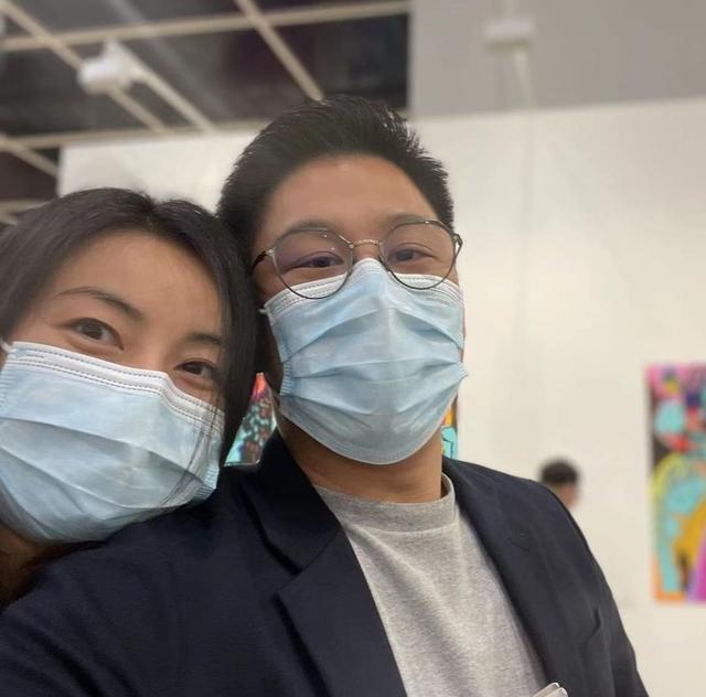 郭晶晶面相图解，郭晶晶面相百年难遇（郭晶晶粘着老公小鸟依人）