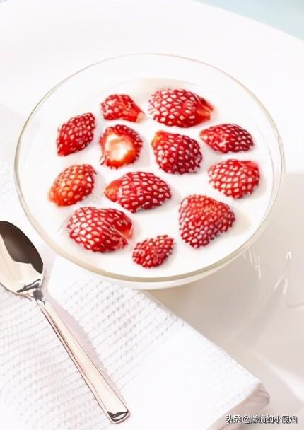 水果双皮奶怎么做_双皮奶怎么做好吃，水果双皮奶的制作方法（水果味的双皮奶这样做）