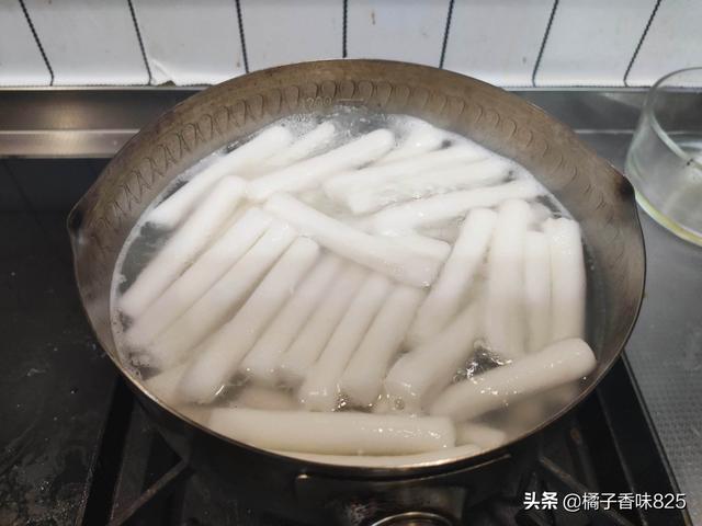 辣白菜炒年糕的家常做法，辣白菜与年糕天生一对