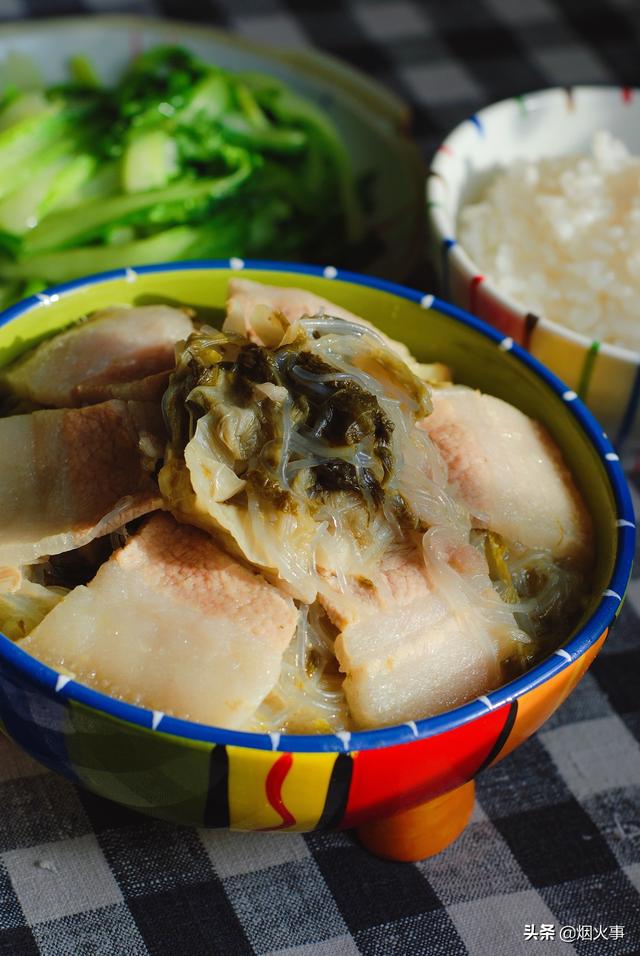 酸菜汆白肉的做法，酸菜汆白肉的做法 最正宗的做法（有人炒肉有人直接炖）