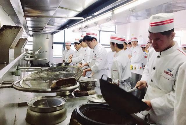 南宁华侨职业技术学校，广西南宁华侨学校里面有什么专业（2020年福瑞祥粤系桂系中餐烹饪招生宣传）