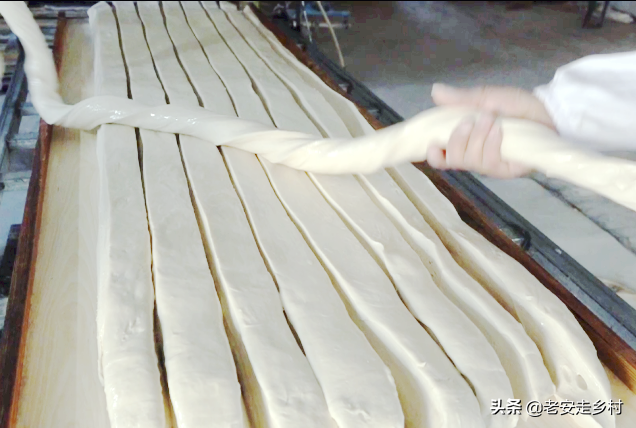 如何制作纯手工挂面，怎样制作手工挂面（实拍三阳手工挂面的制作过程）