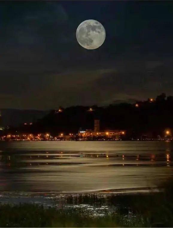 上关花下关风苍山雪洱海月是什么意思，上关风下关花苍山雪洱海月下一句（即“下关风、上关花、苍山雪、洱海月”）