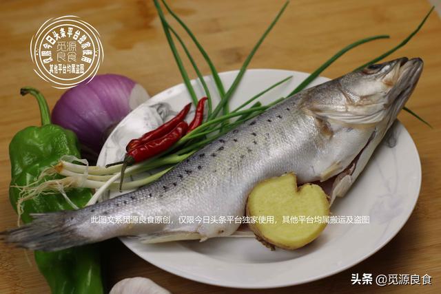 生焖鲈鱼的做法，蒜香焖鲈鱼最正宗的做法（十元钱买条鲈鱼）