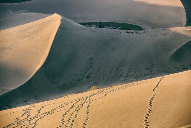 月牙泉是哪个城市的，月牙泉是哪个城市的别称（月牙泉是天的镜子沙漠的眼）