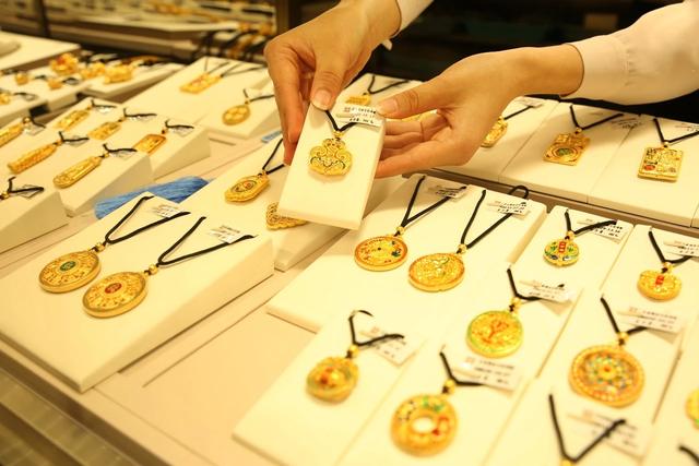 老凤祥为啥比周大福便宜，老凤祥和周大福哪个贵（黄金首饰零售价从600已经降到470一克）