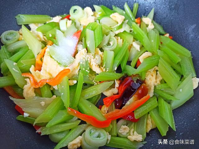 炒芹菜怎麼做好吃,芹菜炒肉怎麼做好吃(炒芹菜時彆著急下鍋)