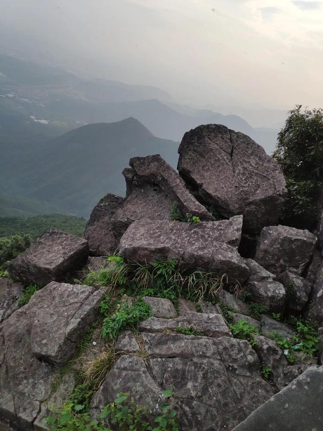 银瓶山海拔多少米，东莞银瓶山海拔多少米（银瓶山海拔896米）