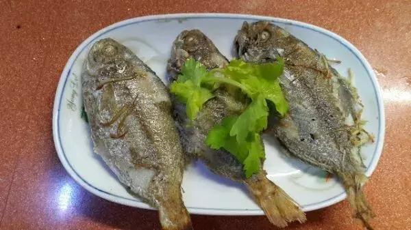 请问清炸小扒皮鱼的做法，炸小剥皮鱼的做法大全（今后再也不怕不认识海鲜了）