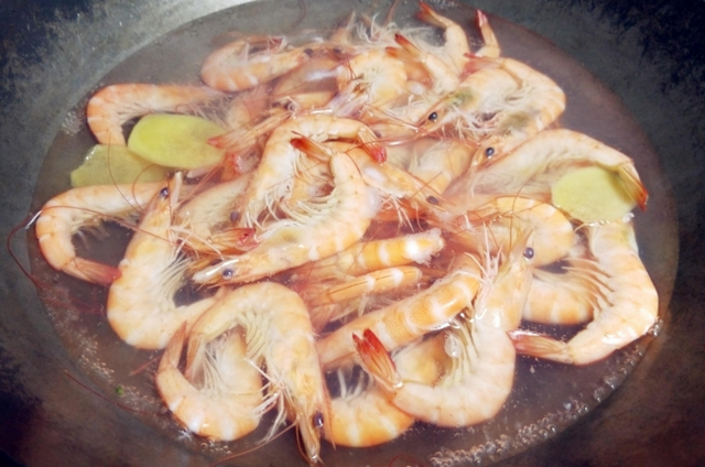 煮虾用热水还是冷水，煮虾用热水还是冷水需要放什么调料（煮虾时，冷水下锅还是开水下锅）