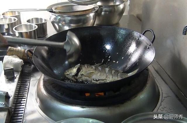 家常焖鱼最简单做法，鹏厨教你做酱焖鱼