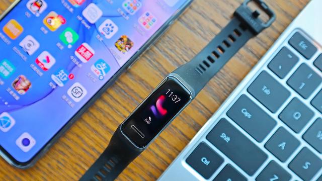 智能手环怎么充电，手环手表怎么充电（华为手环4上手体验）