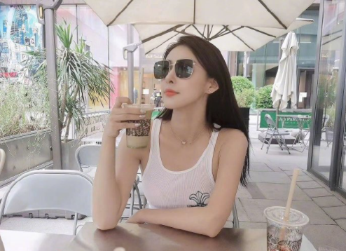 贾青整容，贾青整容前后照片对比（贾青在公路中违规拍照）