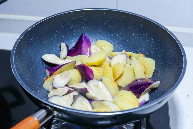 土豆炖茄子的做法，土豆炖茄子的家常做法（好吃又下饭的诀窍告诉你）