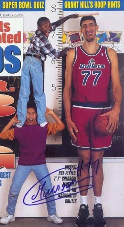 姚明的个人资料，姚明的个人资料简介 个人简历（照片显示他比2米31的穆雷桑还高）