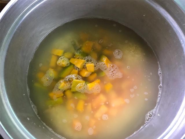 南瓜粥的做法和吃南瓜粥的好处，南瓜粥的做法和吃南瓜粥的好处与坏处（加两样食材熬成粥）