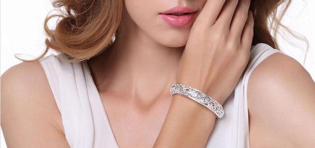 女人银手镯戴哪只手好，女性银手镯带哪只手好（女人戴镯子金的好还是银的好）