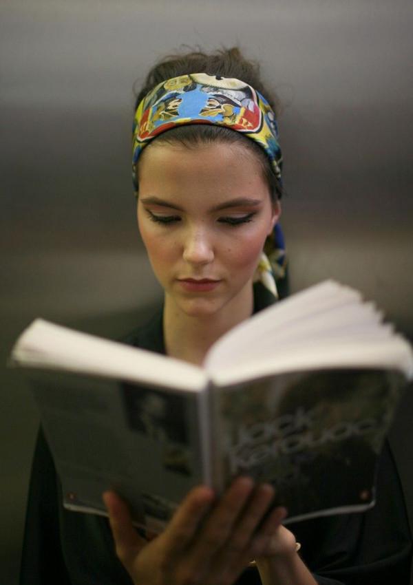 发带怎么带不会掉，怎么带发带才不会掉（你就是整条街最美的girl）