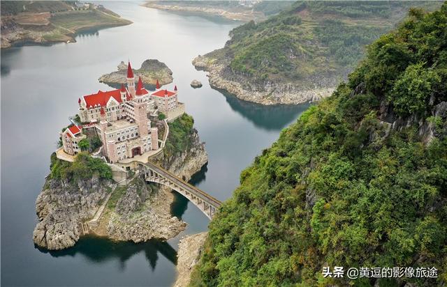 遗世而独立是形容什么，遗世而独立是形容什么动物（中国版“霍格沃茨”矗立山环水绕间）