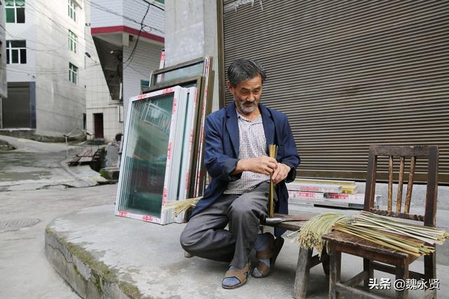 石刷把(石刷把图片,石刷把的功用主治(传统竹子刷把做的人少买的人多)